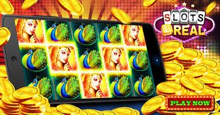 Pembaca membuka berita v16 di ponsel